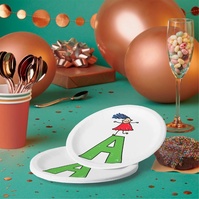 Plato De Papel Chica bailando sobre la carta verde un alfabeto di (Subido por el creador)