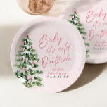 Plato De Papel Chica de arcos rosados bebé está frío fuera de Bab<br><div class="desc">El Chica de los arcos rosados Baby It's Cold Outside Baby Shower Paper Plates aporta un encanto dulce y cálido a su decoración de la ducha de bebé. Con un suave diseño rosa adornado con delicados copos de nieve y arcos adorables en un árbol navideño festivo, estos platos son perfectos...</div>
