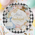 Plato De Papel Chica de primer cumpleaños, Alice Onederland, fies<br><div class="desc">Este delicioso plato de papel de "Alice Onederland" es una encantadora adición a la celebración de cumpleaños de cualquier chica. Con un capricho llamado Alicia en el País de las Maravillas, el plato está adornado con elementos icónicos de la amada historia, ambientado con un suave fondo rosado. Los detalles de...</div>