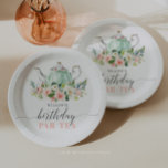 Plato De Papel Chica personalizada Cumpleaños Fiesta de té con pe<br><div class="desc">Personalice fácilmente estos elegantes platos de papel fiesta de té de cumpleaños. Nuestra colección Birthday Tea Fiesta es la elección perfecta para una celebración de cumpleaños divertida y encantadora. Este elegante establecimiento cuenta con una tetera verde pintada a mano con bonitas rosas rosas rosas rosas, rodeada por un bonito ramo...</div>