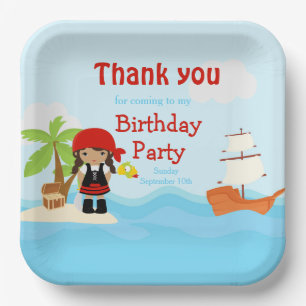 Plato De Papel Chica pirata afroamericano aburrido en cumpleaños
