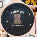 Plato De Papel Chica rosa Baby Shower con un cubo cósmico y salva<br><div class="desc">Un bebé de criaturas cósmicas presenta el tema de la ducha de bebé en un bosque, con un ilustracion de un cachorro de oso bebé rodeado de estrellas. El oso tiene un rayo rosado en la cara y estrellas en la cabeza. Personalice el texto. El fondo es acuarela de diseño...</div>