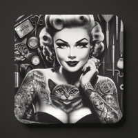 Chica tatuada alternativa de vieja escuela