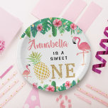 Plato De Papel Chicas de la Playa Tropical de Luau de Verano Prim<br><div class="desc">Celebre con estilo con estos modernos platos de papel fiesta de 1 cumpleaños. El diseño es fácil de personalizar con tu propia redacción y tu familia y amigos estarán encantados cuando vean estos fabulosos platos fiestas.</div>