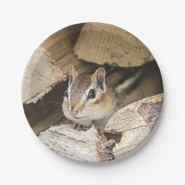 Plato De Papel Chipmunk en una pila de madera
