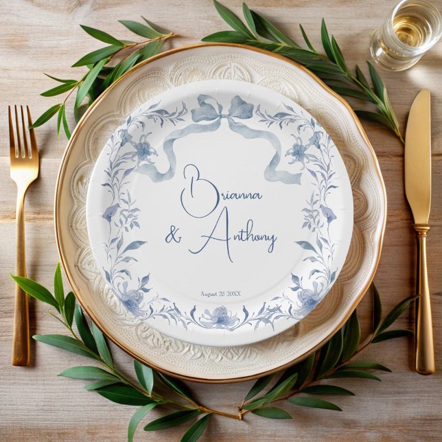 Plato De Papel Cinta verde de flores azul turbio elegante persona (Dusty blue floral greenery ribbon elegant monogrammed  paper plates personalized table decor)
