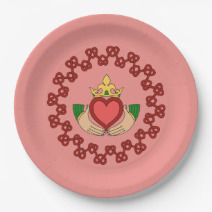 Plato De Papel Claddagh y Red Knotwork sobre rosa
