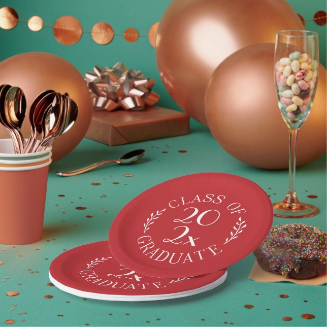 Plato De Papel Clase de 2026 Emblema Rojo Blanco Chic Graduación (Multi)
