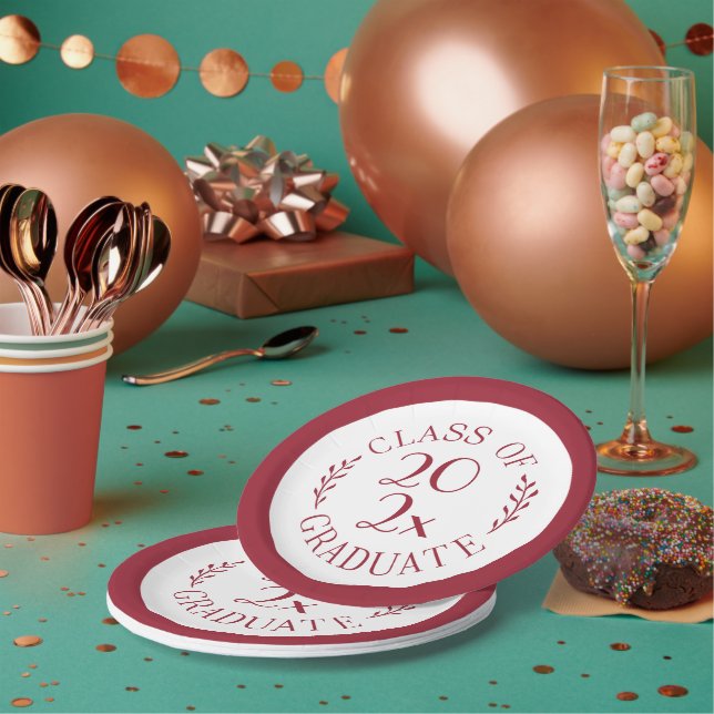 Plato De Papel Clase De Graduación De Borgoña De 2025 (Multi)
