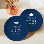 Plato De Papel Clase moderna de graduación azul de la marina de g<br><div class="desc">Añada un toque personalizado a su fiesta de graduación con estos modernos platos de papel para graduación. Las placas de papel presentan un tapón de graduación en la parte superior del diseño con "Clase de 2025" en letras en negrita y blanco sobre un fondo azul marino. Personalice las matrículas de...</div>