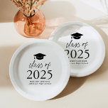 Plato De Papel Clase moderna de graduación de escritura negra 202<br><div class="desc">Añada un toque personalizado a su fiesta de graduación con estos modernos platos de papel para graduación. Las placas de papel presentan un tapón negro de graduación en la parte superior del diseño con la "Clase de 2025" mostrada en negrita con letras negras. Personalice las matrículas en blanco y negro...</div>