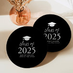 Plato De Papel Clase moderna de graduación en blanco y negro en 2<br><div class="desc">Añada un toque personalizado a su fiesta de graduación con estos modernos platos de papel para graduación. Las placas de papel presentan un tapón de graduación en la parte superior del diseño con la "Clase de 2025" mostrada en negrita con letras blancas en un fondo negro. Personalice las matrículas en...</div>