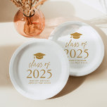 Plato De Papel Clase moderna de Graduación Gold Script 2025<br><div class="desc">Añada un toque personalizado a su fiesta de graduación con estos modernos platos de papel para graduación. Las placas de papel tienen un tapón de graduación en la parte superior del diseño con la "Clase de 2025" mostrada en letras en negrita de oro. Personalice las matrículas de oro con el...</div>