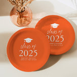 Plato De Papel Clase Moderna de Graduación Naranja Script 2025<br><div class="desc">Añada un toque personalizado a su fiesta de graduación con estos modernos platos de papel para graduación. Las placas de papel presentan un tapón de graduación en la parte superior del diseño con la "Clase de 2025" mostrada en negrita con letras blancas en un fondo naranja. Personalice las matrículas de...</div>