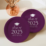 Plato De Papel Clase Moderna de Graduación Púrpura en Guión 2025<br><div class="desc">Añada un toque personalizado a su fiesta de graduación con estos modernos platos de papel para graduación. Las placas de papel presentan un tapón de graduación en la parte superior del diseño con la "Clase de 2025" mostrada en negrita con letras blancas en un fondo morado. Personalice las matrículas moradas...</div>