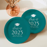 Plato De Papel Clase moderna de Graduación Verde azulada con guió<br><div class="desc">Añada un toque personalizado a su fiesta de graduación con estos modernos platos de papel para graduación. Las placas de papel presentan un tapón de graduación en la parte superior del diseño con la "Clase de 2025" mostrada en negrita con letras blancas en un fondo verde azulado. Personalice las matrículas...</div>