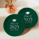 Plato De Papel Clase moderna de Graduación Verde con guión de 202<br><div class="desc">Añada un toque personalizado a su fiesta de graduación con estos modernos platos de papel para graduación. Las placas de papel presentan un tapón de graduación en la parte superior del diseño con "Clase de 2025" en negrita y blanco sobre un fondo verde. Personalice las matrículas verdes con el nombre...</div>