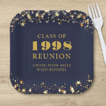 Plato De Papel Clase Naval de Reunión Estrellas de Oro Azul Perso<br><div class="desc">Placas de papel de clase secundaria o universitaria a color personalizadas y personalizados para cualquier clase graduada (el año es editable) con el año de clase y el nombre de la escuela. El diseño presenta estrellas doradas y luces de cadena con un color de fondo azul marino editable que puede...</div>