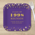 Plato De Papel Clase Reunión Estrellas de oro púrpura personaliza<br><div class="desc">Placas de papel de clase superior o de clase universitaria morada personalizadas para cualquier clase graduada (el año es editable) con el año de clase y el nombre de la escuela. El diseño presenta estrellas doradas y luces de cadena con un color de fondo morado editable que puede cambiar al...</div>