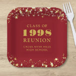 Plato De Papel Clase Reunión Estrellas de Oro Rojo Personalizadas<br><div class="desc">Placas personalizadas de papel de la escuela secundaria o de la clase universitaria para cualquier clase graduada (el año es editable) con el año de clase y el nombre de la escuela. El diseño presenta estrellas doradas y luces de cadena con un color de fondo rojo editable que puede cambiar...</div>