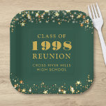 Plato De Papel Clase Reunión Green Gold Stars Año Nombre escolar<br><div class="desc">Placas personalizadas de papel para cualquier clase graduada (el año es editable) con el año de clase y el nombre de la escuela. El diseño presenta estrellas doradas y luces de cadena con un color de fondo verde editable que puede cambiar al color de la escuela. CAMBIOS: los colores del...</div>
