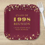 Plato De Papel Clase Reunión Maroon Gold Stars Personalizado<br><div class="desc">Placas personalizadas de papel de la escuela secundaria burgundy o de la reunión universitaria para cualquier clase graduada (el año es editable) con el año de clase y el nombre de la escuela. El diseño presenta estrellas doradas y luces de cadena con un color de fondo marrón editable que puede...</div>