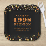 Plato De Papel Clase Reunión Naranja Negro Estrellas de oro perso<br><div class="desc">Placas personalizadas de papel para la reunión de clases en negro y naranja de la escuela secundaria o universitaria para cualquier clase graduada (el año es editable) con el año de clase y el nombre de la escuela. El diseño presenta estrellas doradas y luces de cadena con un color de...</div>
