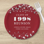 Plato De Papel Clase Reunion Red Silver Stars Personalizado<br><div class="desc">Celebre con sus compañeros de clase en la reunión de su colegio o universidad con estas placas de papel color personalizadas y personalizados para cualquier clase graduada (el año es editable) con su año de clase y nombre de la escuela. El diseño presenta estrellas plateadas y luces de cadena con...</div>