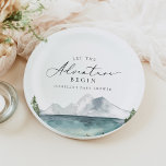 Plato De Papel CLOVER Mountain Lake Adventure Baby Shower<br><div class="desc">La Colección Clover presenta una pintura acuarela de un lago de montaña con pinos verdes rústicos y una fuente de escritura elegante. Ideal para una ducha de bebé con temática de montaña o aventura.</div>
