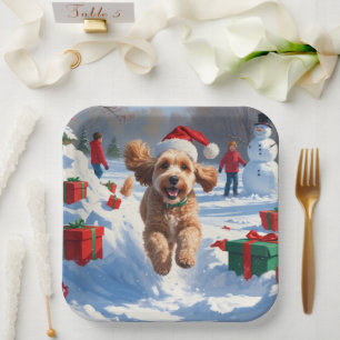 Plato De Papel Cockapoo corriendo en la nieve con sombrero de Nav