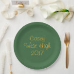 Plato De Papel Colores escolares Selva Verde y Graduación de Oro<br><div class="desc">¡Platos de fiesta de graduación! Placa verde del bosque con texto dorado. Personaliza con el nombre del graduado,  la escuela y el año de graduación.</div>
