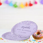 Plato De Papel Confeti violeta de cumpleaños elegante<br><div class="desc">Un fondo violeta de moda. Decorado con confeti. Personalice y agregue un nombre,  edad y fecha.</div>