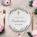 Plato De Papel Confirmación de floraciones violetas de lavanda ve<br><div class="desc">Un fondo blanco. Decorado con flores de lavanda,  vegetación eucaliptus y una cruz de oro falsa. Personalice y agregue un nombre y una fecha.</div>