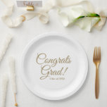 Plato De Papel Congrats grad clase de guión oro año elegante<br><div class="desc">Personalizado de grado de felicitaciones textos clásicos de escritura y planchas de papel de fiesta de graduación de año de clase. Minimalista y elegante diseño. Personalizable completo falso texto dorado sobre color de fondo blanco. Todos los colores son editables. Estos son grandiosos como servilletas de fiesta de graduación. Revise el...</div>