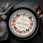 Plato De Papel Coquette Black de Halloween | Naranja Bows Baby Sh<br><div class="desc">Cuidados y coquetos colores de Halloween negro,  naranja y blanco arcos chica diseño de Baby Shower con un fondo de verificación en blanco y negro.</div>