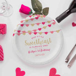 Plato De Papel Corazones de amor colgantes cumpleaños pequeño amo<br><div class="desc">Celebre con estilo con estas divertidas y modernas placas de papel para fiestas de cumpleaños de cualquier edad. El diseño es fácil de personalizar con tu propia redacción y tu familia y amigos estarán encantados cuando vean estas fabulosas placas de papel. Se pueden encontrar elementos fiestas coincidentes en la colección....</div>