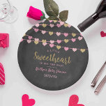 Plato De Papel Corazones de amor colgantes Pequeño amor Baby Show<br><div class="desc">Celebre con estilo con estas divertidas y modernas placas de papel para la ducha. El diseño es fácil de personalizar con tu propia redacción y tu familia y amigos estarán encantados cuando vean estas fabulosas placas de papel. Se pueden encontrar elementos fiestas coincidentes en la colección.</div>