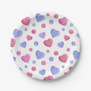 Plato De Papel corazones rosas, azules sobre fondo blanco.