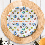 Plato De Papel Cumpleaños de los niños de las bolas de fútbol<br><div class="desc">¡Platos de fiesta de cumpleaños con temática de fútbol! ¡Este bonito y colorido diseño de una pelota de fútbol es perfecto para el fiesta de tu pequeño campeón! Personalice con el nombre de su hijo, evento de celebración o utilice como fiesta de equipo y agregue el nombre de su equipo....</div>