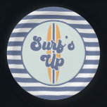 Plato De Papel Cumpleaños de Surf's Up Surfboard Beach<br><div class="desc">Surf's Up! sube a las placas de cumpleaños de la playa en azul marino y naranja.</div>