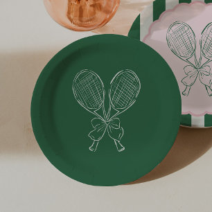 Plato De Papel Cumpleaños de tenis de raqueta junto a la cancha d
