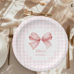 Plato De Papel Cute Pink Bow Coquette primer cumpleaños<br><div class="desc">Celebre el día especial de su bebé con nuestras encantadoras planchas de papel de primer cumpleaños Cute Pink Bow, diseñadas para realzar la elegancia y el encanto de su celebración. Con un alegre motivo de arco rosado en el fondo de una clásica manta de gingham, estos platos exudan una moda...</div>