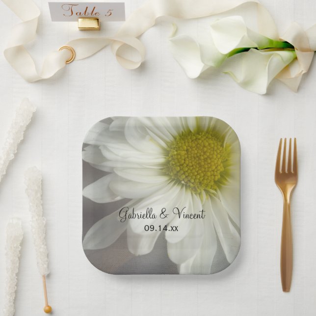 Plato De Papel Daisy blanco suave sobre Boda gris (Boda)