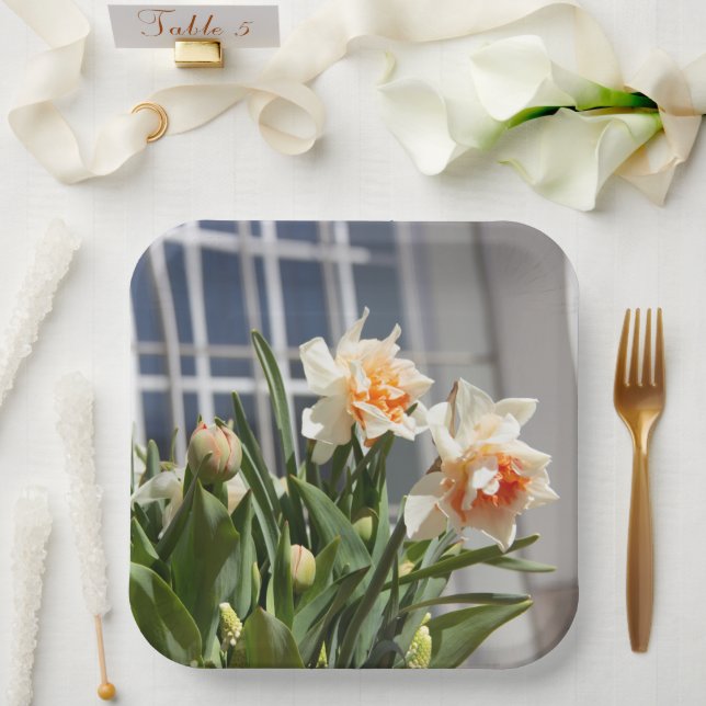 Plato De Papel Delicada primavera de daffodils tiernos (Boda)
