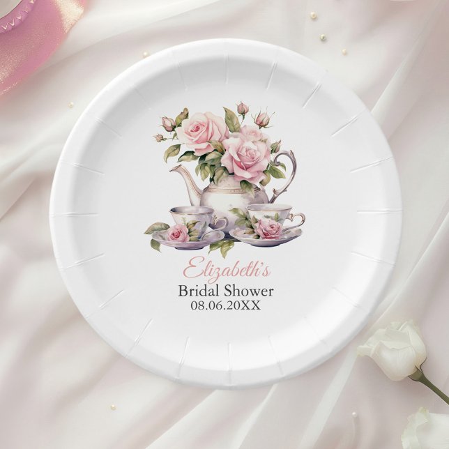 Plato De Papel Desayuno de té para fiesta de soltera con rosas ro (Blush Pink Roses Bridal Shower Tea Brunch Paper Plates on a table with a white rose.)