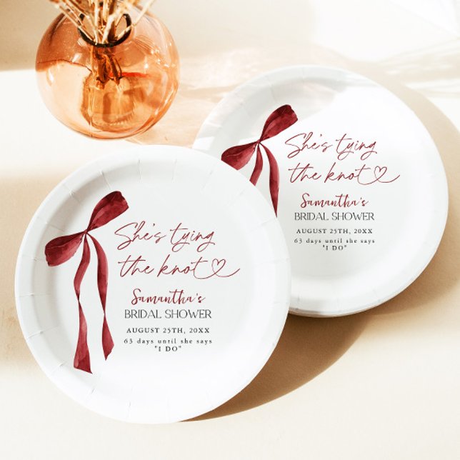 Plato De Papel Despedida de soltera con lazo borgoña Ella está at (Subido por el creador)