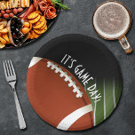 Plato De Papel Día de partidos de fútbol<br><div class="desc">Platos de papel de personalizable en 2 TAMAÑOS - 9" Cena y 7" Snack con un partido de fútbol en los campos de juego y las palabras "¡Es el Día del Juego!" COINCIDIENDO con los artículos de nuestra tienda.</div>