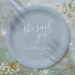 Plato De Papel Dijo Que Sí Partido De Compromiso Dusty Blue<br><div class="desc">Estas elegantes y polvorientas placas azules "ella dijo que sí" de la fiesta de compromiso se pueden personalizar con los detalles de la fiesta de compromiso. Diseñado por Thisisnotme©</div>