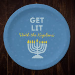 Plato De Papel Divertida Moda "Get Lit" Personalizada Menorah Han<br><div class="desc">Celebra Hanukkah con estilo con estos divertidos platos "Get Lit", perfectos para servir lagos, donuts de gelatina, y todas tus delicias de vacaciones! Con un brillante ilustracion azul menorah, el nombre de la familia de los personalizables y la frase lúdica "Get Lit", estos platos le dan un toque alegre a...</div>