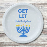 Plato De Papel Divertida Moda "Get Lit" Personalizada Menorah Han<br><div class="desc">Añade una chispa festiva a tu celebración de Hanukkah con estas divertidas servilletas de "Get Lit". Con un atrevido ilustracion azul menorah y un personalizable de texto con el nombre de la familia, estas servilletas le aportan humor y personalidad a sus reuniones de vacaciones. La frase alegre y los colores...</div>